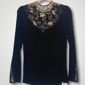 Stretchy, long sleeves, embroidered décolleté. Sleeves embroidered at the cuff.